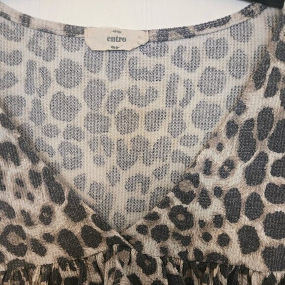 Entro soft leopard print S/S top with ruffles Size L - Picture 3 of 4